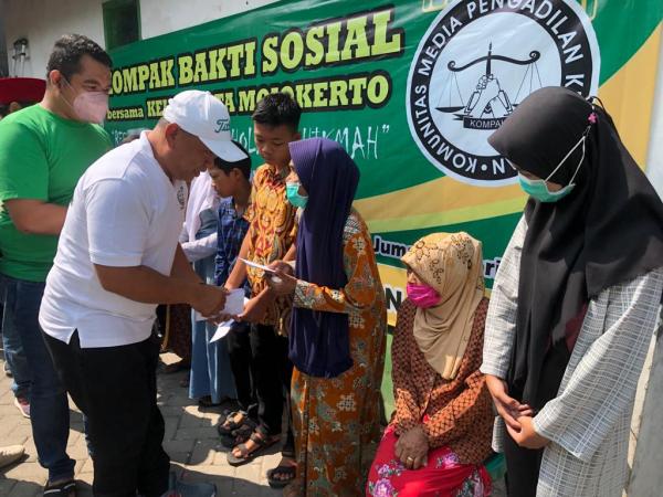 Jelang Ramadhan, KOMPAK dan Kejari Kota Mojokerto Giat Bersihkan Musala Hingga Santuni Janda Tua