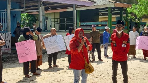 Pemkot Pangkalpinang Bongkar 16 Warung di Pantai Pasir Padi, Emak-emak Menangis Histeris