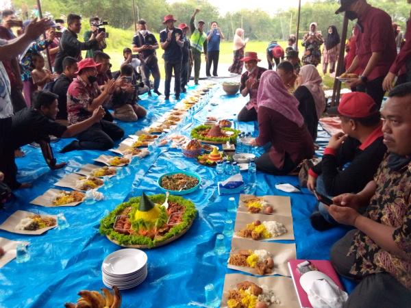 Jembatan Gantung Sukawera Indramayu Diresmikan, Masyarakat Gelar Tradisi Bancakan