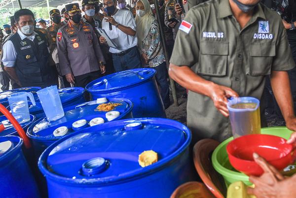 Kapolri Pantau Penjualan Minyak Goreng Curah di Pasar Lemabang Palembang