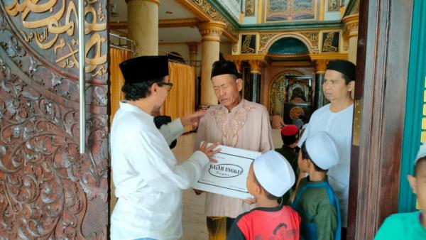 Kang Mahdi Bagikan Sarung di Masjid Sepanjang Jalan Pantura Probolinggo