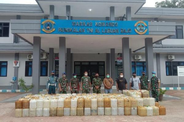 TNI AL Amankan Kapal Pembawa 5,5 Ton BBM Ilegal di NTT