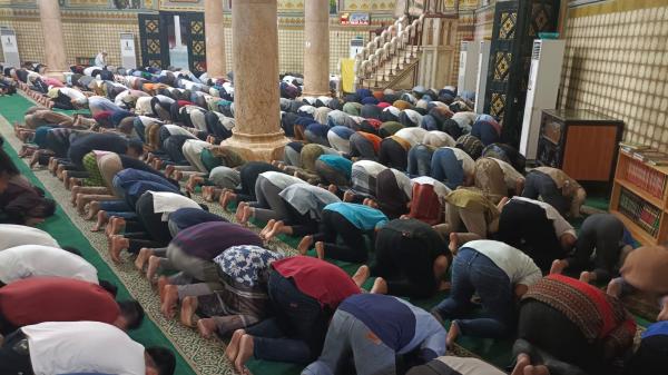 Umat Muslim di Medan Padati Masjid Raya Al-Mashun Tunaikan Salat Tarawih Pertama