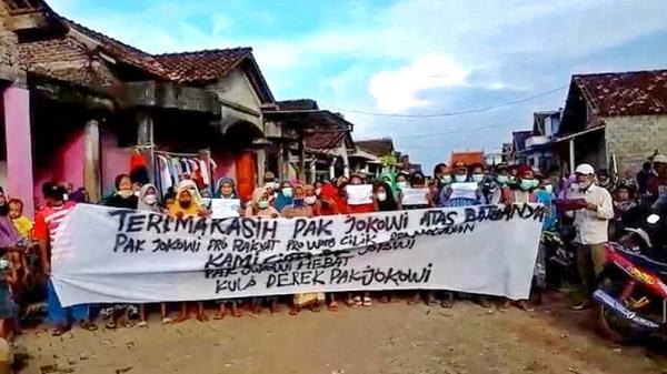 Emak-emak di Kampung Nelayan Kendal Gelar Aksi Bentangkan Spanduk untuk Presiden Jokowi
