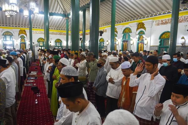 Salat Tarawih Perdana Ramadan 1443 H di Masjid Agung Sultan Mahmud Badaruddin Jayo Wikramo Palembang