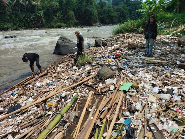 Sampah Menggunung, Sungai Ciwulan Terkontaminasi Mikroplastik