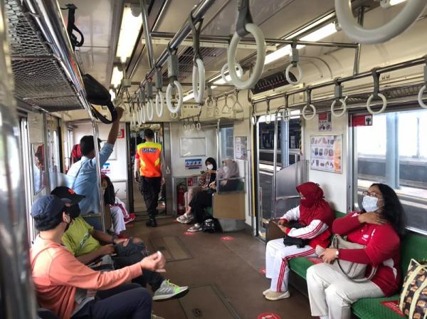 KAI Commuter Perbolehkan Penumpang Buka Puasa di Dalam KRL