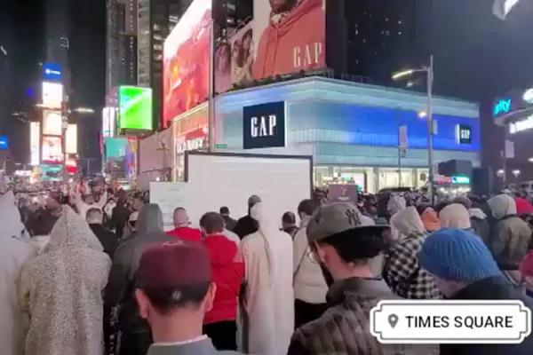 Pertama dalam Sejarah, Ratusan Umat Islam Gelar Salat Tarawih Berjamaah di Times Square New York