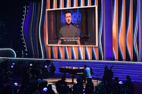 Muncul di Grammy Awards 2022, Presiden Zelensky: Kami Melawan Rusia dengan Bomnya yang Mengerikan