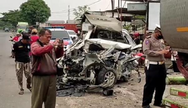 6 Orang Tewas Ditempat Pada Tragedi Avanza Tabrak Truk Tangki di Jalur Pantura Cirebon