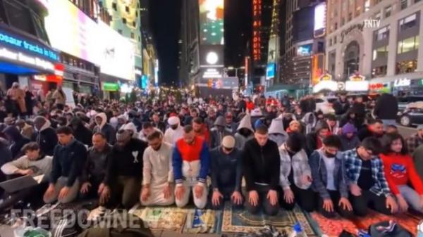 Umat Islam Gelar Salat Tarawih Di Times Square New York, Pertama Dalam Sejarah