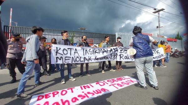 Serikat Mahasiswa Tasikmalaya Tolak Kenaikan Harga BBM Pertamax, Unjukrasa Depan TBBM Tasikmalaya