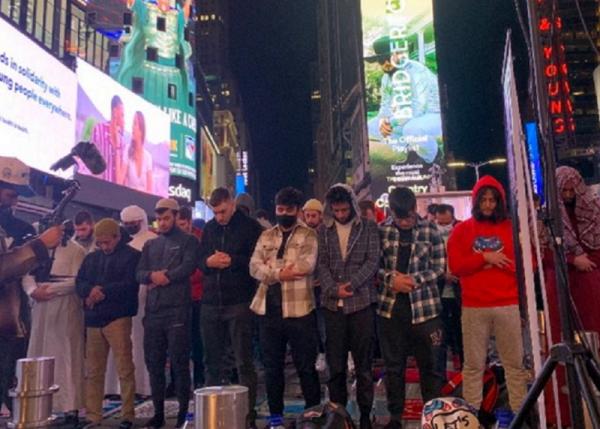 Ribuan Umat Islam New York Penuhi Times Square Jalankan Salat Tarawih