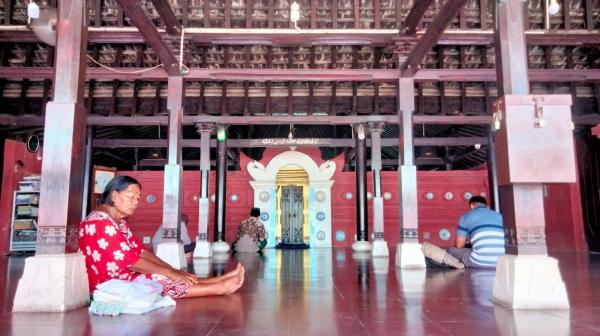 Menjelang Berbuka, Masjid Panjunan Cirebon Sediakan Takjil Gratis Makanan Khas Panjunan 