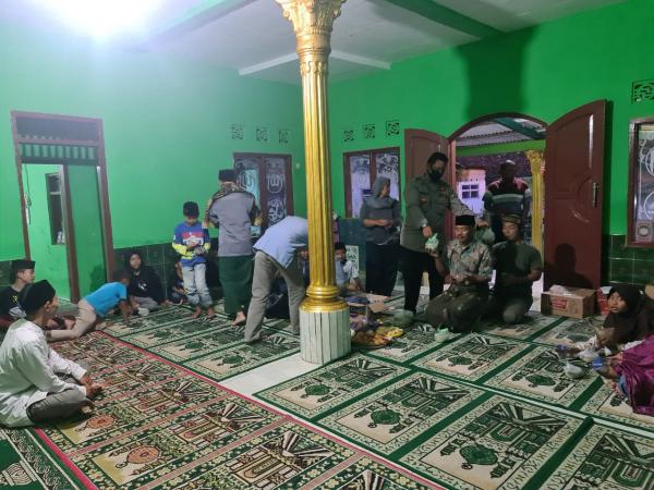 Berburu Pahala di Bulan Ramadhan, Polsek Cisayong Sambangi Jamaah Masjid dan Bagikan Takjil