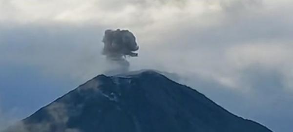 Viral.., Gunung Semeru Muntahkan Asap Berbentuk Nagaraja