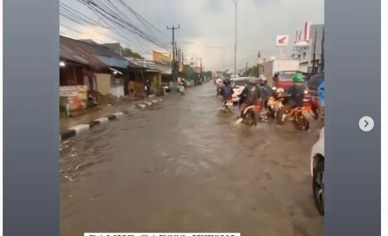 Sejumlah Wilayah di Bekasi Tergenang Banjir Akibat Hujan Deras, Mobilitas Warga Terganggu