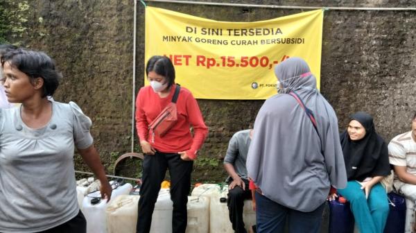 Minyak Goreng Curah Langka, Warga di Cirebon Rela Bermalam di Lokasi Antrean