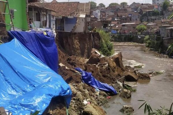 6 Rumah Di Bantaran Sungai Brantas Ambrol, Hanyut Mengkhawatirkan