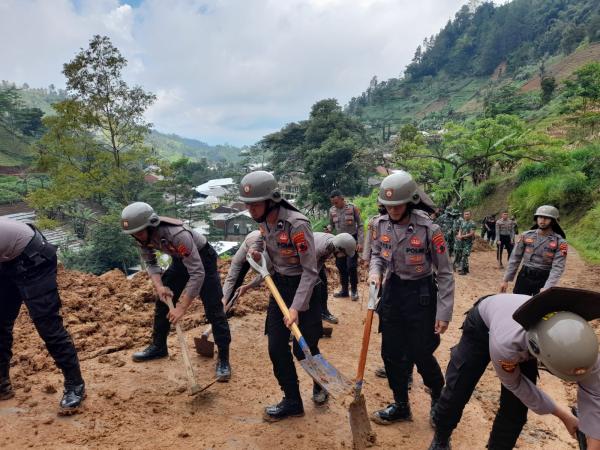 Material Longsor Tewaskan Satu Warga Disingkirkan, Jalan Dusun Blanten Tawang Kembali Normal