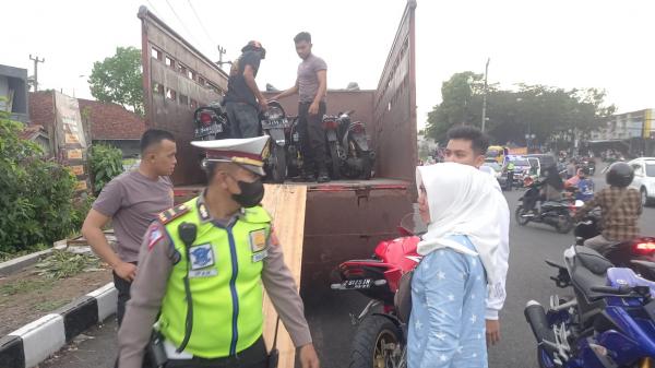 Puluhan Sepeda Motor Tanpa STNK dan Berknalpot Bising Diangkut Truk Dalmas Polres Tasikmalaya Kota