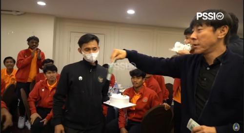 Shin Tae-yong Beri Kejutan Kepada Kedua Pemain Timnas Indonesia U-19 di Korsel