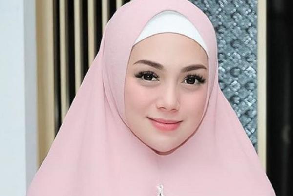 Nyaman Berhijab Meski Celine Evangelista Beragama Katholik, Ustadz Riza Buka Suara