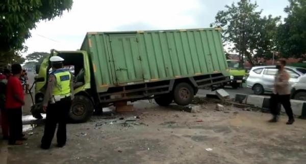 Dua Truk Terlibat Kecelakaan di Jalur Suranenggala Cirebon, Diduga Stir Kemudi Alami Kerusakan
