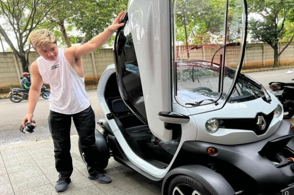 Berharga Rp400 Juta! Ini Renault Twizy, Mobil Listrik Mewah Azka Corbuzier