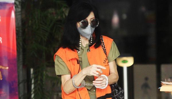 Anja Runtuwene, Bergaya Layaknya Model Kenakan Kacamata Hitam Berukuran Besar saat Diperiksa KPK
