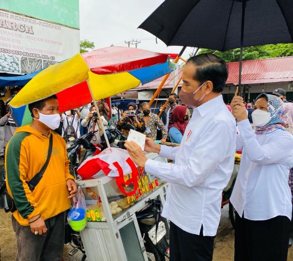 Presiden Jokowi Bagikan Bantuan Modal Kerja dan BLT Minyak Goreng di Jambi