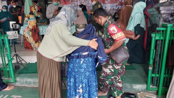 Kesulitan Berjalan, Nenek Tutik Dibopong Prajurit TNI Saat Vaksin Booster