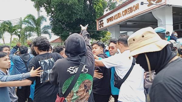 Demo Mahasiswa Cirebon Tolak Jokowi 3 Periode Ricuh, Polisi Nyatakan Sudah Sesuai SOP Pengamanan