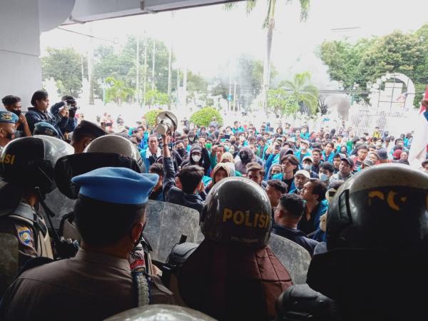 Demo Tolak Penundaan Pemilu 2024, Ratusan Mahasiswa Gruduk Kantor DPRD Kota Cirebon