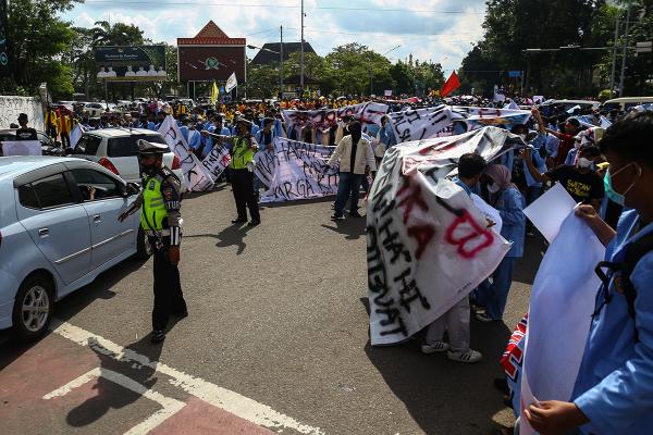 Aksi Aliansi BEM Se Sumsel Tolak Presiden Tiga Periode, Diwarnai Pemblokiran Jalan