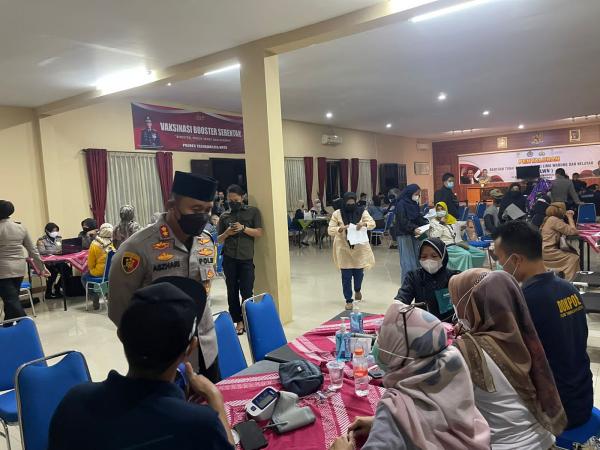 Polres Tasikmalaya Kota Gelar Vaksinasi Booster Malam Hari di Halaman Masjid, Jaring Jamaah Tarawih