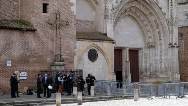 Nekat, Seorang Pria di Paris Taruh Bom di Altar Gereja saat Misa