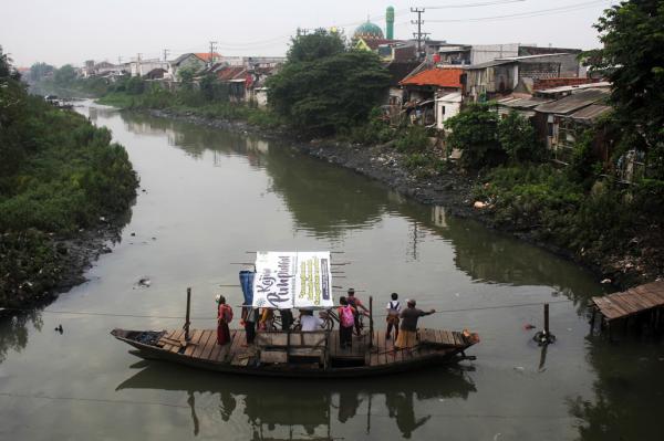 Jasa Penyeberangan Perahu Tradisional di Surabaya