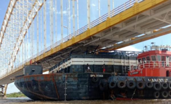 Besi Jembatan Martadipura Kota Bangun Bengkok Ditabrak Tongkang, Kendaraan Berat Dilarang Melintas