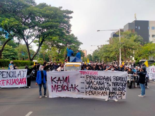 Demo Mahasiswa Tolak Penundaan Pemilu, Sekjen PDIP Tanggapi dengan Lagu Ayu Ting Ting