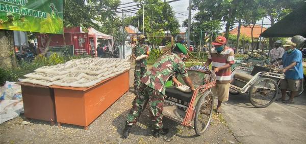 Kodim Surabaya Selatan Bagikan Sembako Kepada Tukang Becak