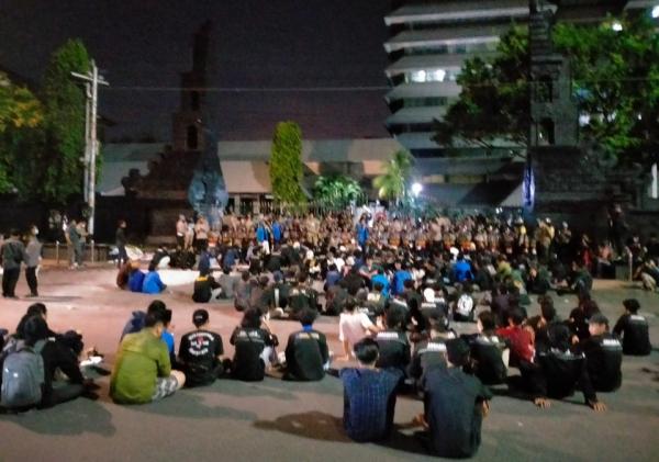 Sempat Ricuh, Demo PMII Semarang Tolak Penundaan Pemilu Ditutup dengan Shalawatan