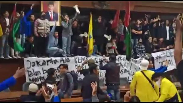 Demo Mahasiswa Geruduk Gedung DPRD Kota Tasikmalaya Tolak Kenaikan BBM dan Penundaan Pemilu 2024