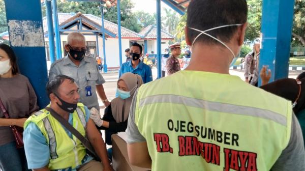 Mudahkan Masyarakat Menerima Vaksin, Polresta Cirebon Gelar Vaksinasi di Terminal Sumber 
