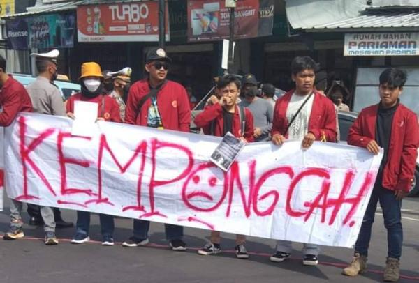 Demo Tolak Jokowi 3 Periode, Pengunjuk Rasa Bentangkan Spanduk 'Nyeleneh'