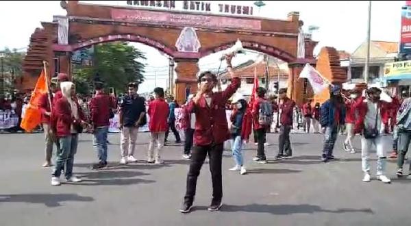 Tolak Jokowi 3 Periode, Mahasiswa Cirebon Gelar Demo di Lampu Merah Plered