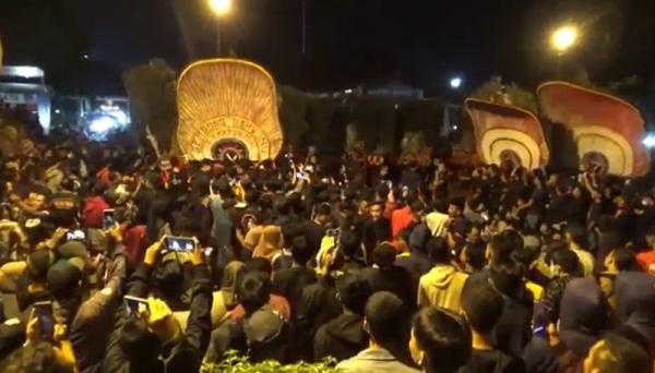 Ribuan Warga Ponorogo Gelar Pentas 100 Reog Sebagai Protes Atas Klaim Malaysia