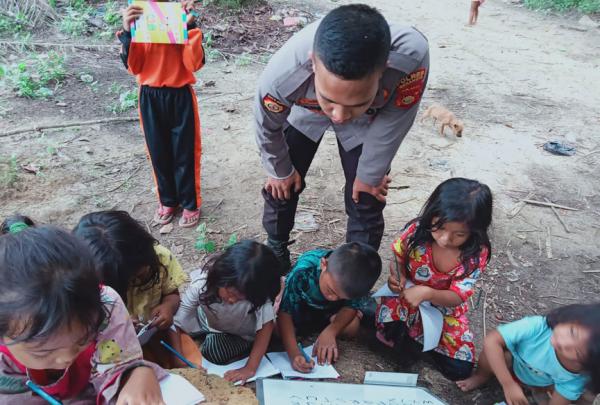 Berasal dari Suku Anak Dalam, Dua Polisi Ajari Anak Rimba Baca Tulis