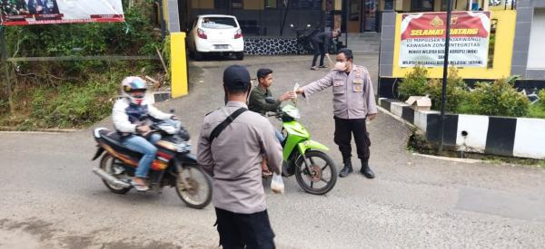 Ramadan Beribadah, Polsek Banjarwangi Bagi-Bagi Takjil Jelang Berbuka