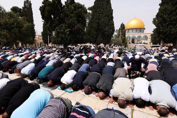 Salat Jumat Pertama Ramadan, Puluhan Ribu Muslim Palestina Padati Masjid Al Aqsa